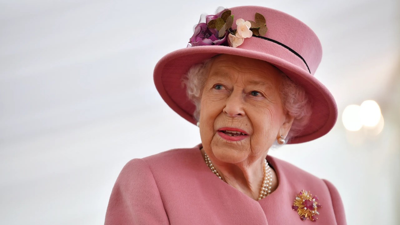 Queen Elizabeth II | Former Queen Of United Kingdom Image 1